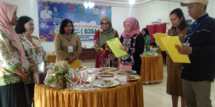 Ketua Tim Penggerak PKK Kabupaten Barsel Harapkan TP PKK Kecamatan Sosialisasikan Pentingnya Makan Ikan ke Masyarakat