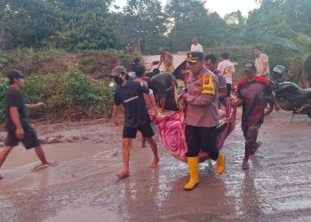 Kapolres Gumas Pimpin Evakuasi Korban Kebakaran