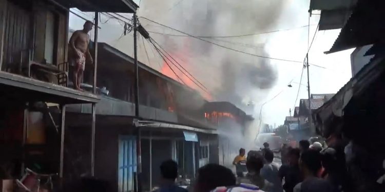 Korsleting Listrik, Empat Rumah Panggung Terbakar