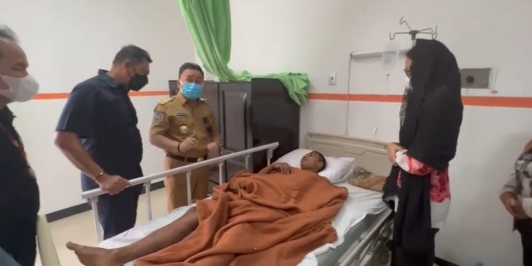 Gubernur Kalteng Kunjungi Korban Konflik Bangkal yang Dirawat di RSUD Doris Sylvanus