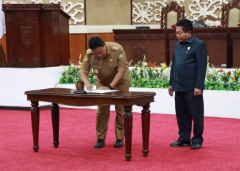 Wagub dan Ketua DPRD Tandatangani Persetujuan Bersama Raperda Provinsi Kalteng tentang Pengelolaan Keuangan Daerah