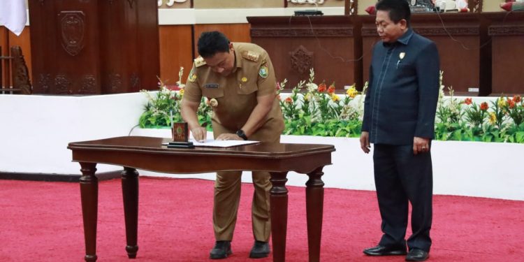 Wagub dan Ketua DPRD Tandatangani Persetujuan Bersama Raperda Provinsi Kalteng tentang Pengelolaan Keuangan Daerah