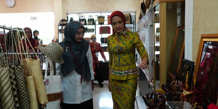 Ketua Dekranasda Pusat Wury Ma`ruf Amin Kunjungi Dekranasda Kalteng