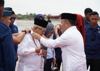 Gubernur Sugianto Sabran Beserta Ketua TP-PKK Ivo Sugianto Sabran Sambut Kedatangan Wapres
