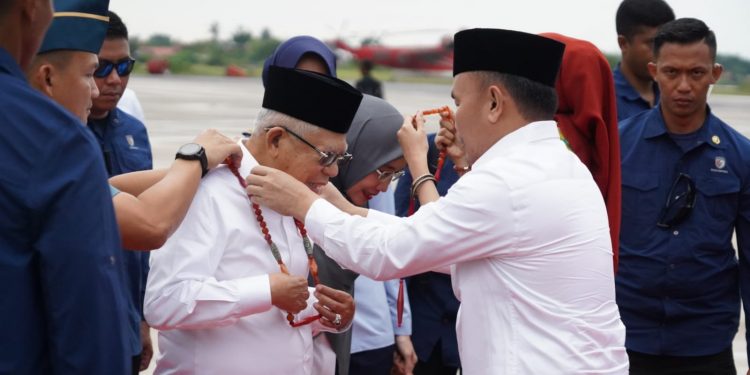 Gubernur Sugianto Sabran Beserta Ketua TP-PKK Ivo Sugianto Sabran Sambut Kedatangan Wapres