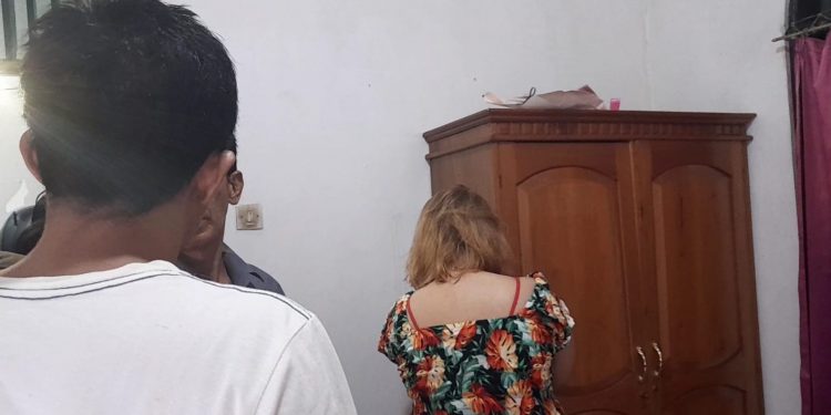 Terlantarkan Anak dan Istri, Suami Kepincut Cewek Berambut Pirang 