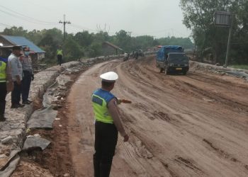 Satlantas Polresta Atur Lalu Lintas di Area Perbaikan Jalan Trans Kalimantan