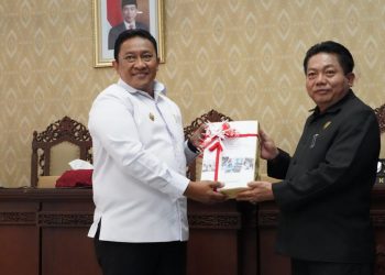 Wagub Serahkan Naskah Rancangan APBD 2024 Kepada Pimpinan DPRD