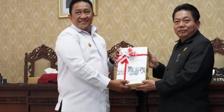 Wagub Serahkan Naskah Rancangan APBD 2024 Kepada Pimpinan DPRD