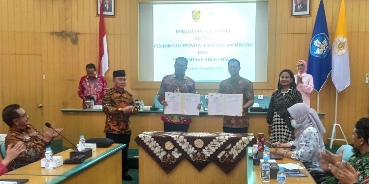Sepakati Kerja Sama dengan UGM, Kepala Dislutkan Prov. Kalteng Tandatangani PKS