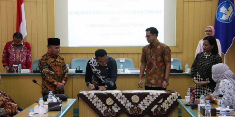 Dinas Perkebunan Provinsi Kalteng-UGM Tandatangani Perjanjian Kerja Sama