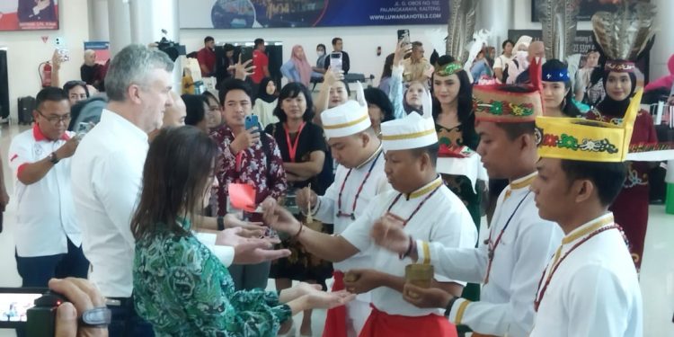 Kedatangan Peserta UCI MTB Eliminator World 2023 Disambut Acara Adat Dayak