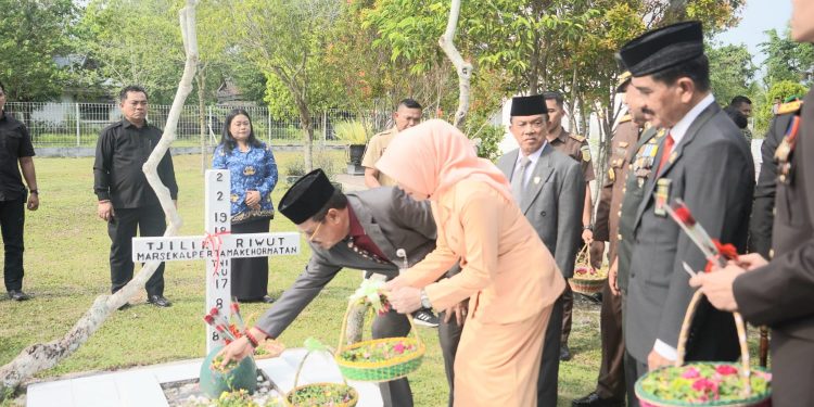 Sekda Kalteng Ikuti Ziarah dan Tabur Bunga Hari Pahlawan Tahun 2023