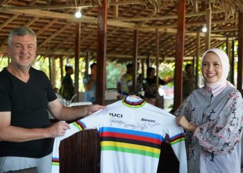Ketua Dekranasda Beramah Tamah Dengan Peserta UCI MTB Eliminator World Championship 2023
