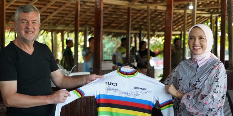 Ketua Dekranasda Beramah Tamah Dengan Peserta UCI MTB Eliminator World Championship 2023