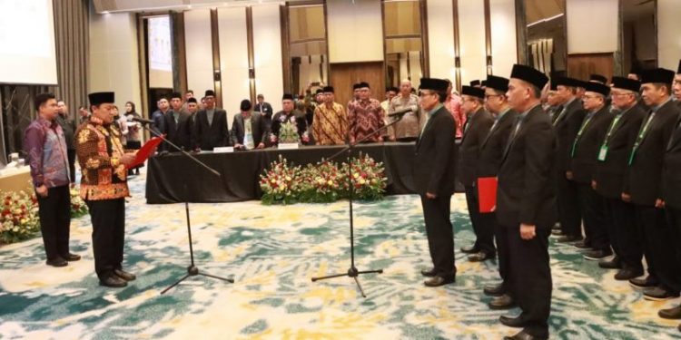 Wagub Kalteng H. Edy Pratowo Lantik Dewan Hakim dan Panitera MTQH XXXI Tingkat Prov. Kalteng Tahun 2023