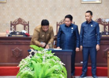 Wagub Kalteng dan Ketua DPRD Tandatangani Persetujuan Raperda APBD TA 2024