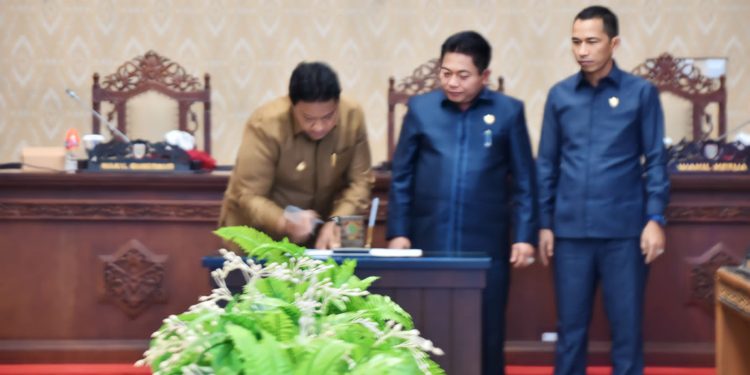 Wagub Kalteng dan Ketua DPRD Tandatangani Persetujuan Raperda APBD TA 2024
