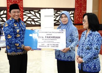 Wagub Kalteng Sematkan Tanda Kehormatan Satyalancana Karya Satya Kepada 49 Orang ASN