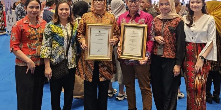 Pemko Palangka Raya Meraih Penghargaan Indeks Persepsi Masyarakat