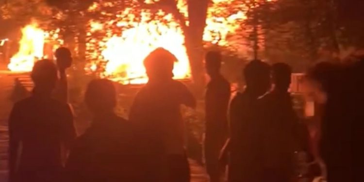 Akibat Korsleting Listrik Rumah Dan Barak Hangus Terbakar