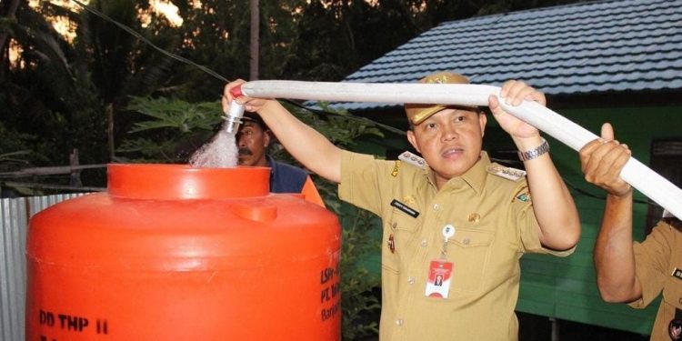 Pemkab Barsel Bantu Air Bersih di Desa Tamparak Layung