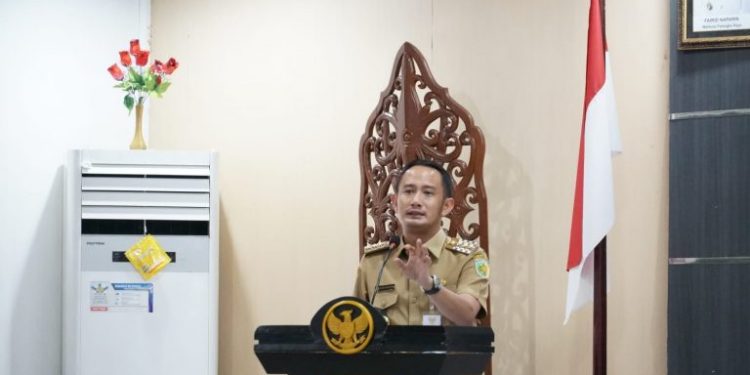 Wali Kota Palangka Raya Serahkan 86 SK PPPK Guru