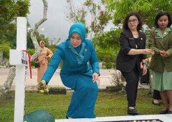 Peringatan Hari Ibu ke-95, Pemprov. Kalteng Ziarah dan Tabur Bunga di TMP Sanaman Lampang