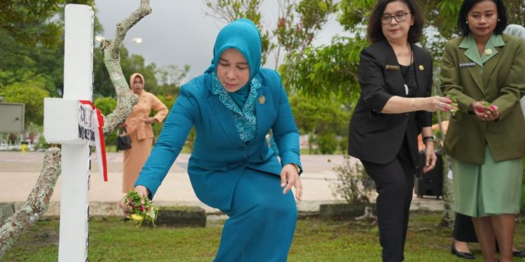 Peringatan Hari Ibu ke-95, Pemprov. Kalteng Ziarah dan Tabur Bunga di TMP Sanaman Lampang