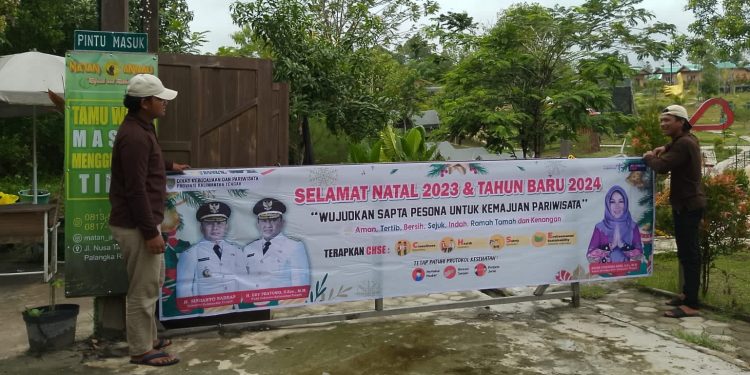 Jelang Libur Nataru, Disbudpar Kalteng Pasang Spanduk Sapta Pesona dan Imbauan CHSE di Lokasi Wisata