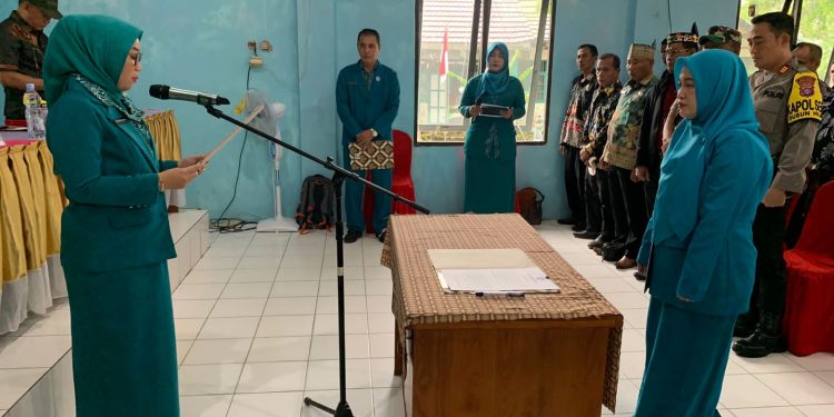 Ketua TP-PKK Barsel Lantik Ketua TP-PKK Kecamatan Dusun Hilir