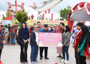 Gubernur Kalteng Salurkan Bansos dan Launching Bantuan Sosial Fungsi Pendidikan Kalteng BERKAH kepada Mahasiswa di Kotim