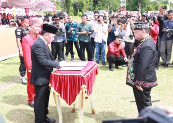 Kukuhkan Pengurus DAD Kabupaten Kotim, Gubernur Sugianto Sabran Berpesan Bantu Pemerintah Bangun Kalteng
