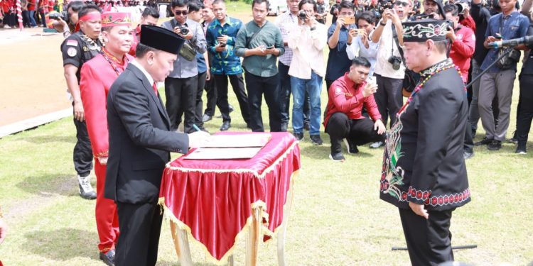 Kukuhkan Pengurus DAD Kabupaten Kotim, Gubernur Sugianto Sabran Berpesan Bantu Pemerintah Bangun Kalteng