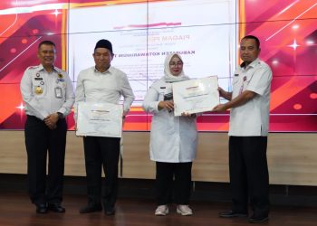 Asisten Adum Serahkan Piagam Penghargaan Kabupaten/Kota Peduli HAM (KKP HAM) 2023
