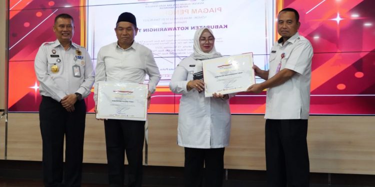 Asisten Adum Serahkan Piagam Penghargaan Kabupaten/Kota Peduli HAM (KKP HAM) 2023