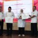 Asisten Adum Serahkan Piagam Penghargaan Kabupaten/Kota Peduli HAM (KKP HAM) 2023