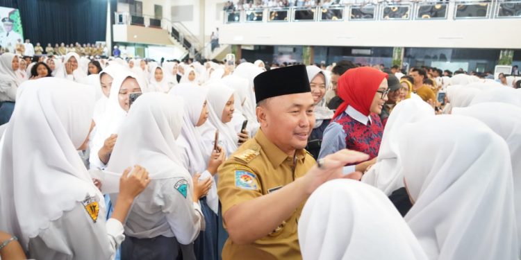 Gubernur Bersama Wagub dan Ketua TP-PKK Kalteng Bersilaturahmi dengan Siswa SMA/SMK/MA Sederajat Kelas XII Kota Sampit