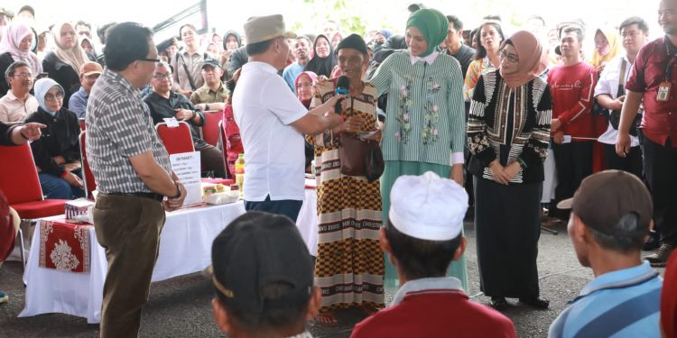 Gubernur dan Wakil Gubernur Kalteng Buka Pasar Murah di Tiga Lokasi Kabupaten Kapuas