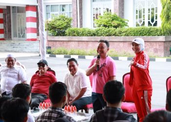 Gubernur Sugianto Sabran Serahkan Bantuan Sosial Bagi Perwakilan Mahasiswa di Kalteng