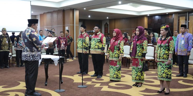 Wagub Edy Pratowo Lantik Anggota Komisi Informasi Kalteng