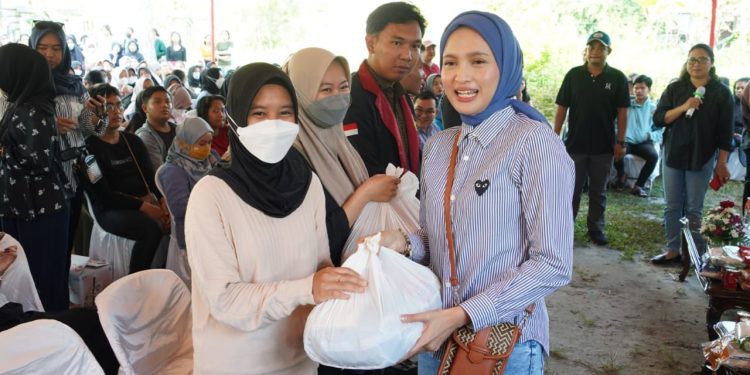 Ketua TP-PKK Ivo Sugianto Sabran Salurkan 2.000 Paket Sembako Untuk Mahasiswa Perantauan di Kota Palangka Raya