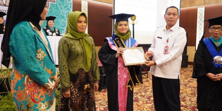 Sahli Yuas Elko Sampaikan Harapan dan Pesan pada Wisuda ke-XV dan Dies Natalis ke-XVIII TA 2022/2023 Akbid Betang Asi Raya