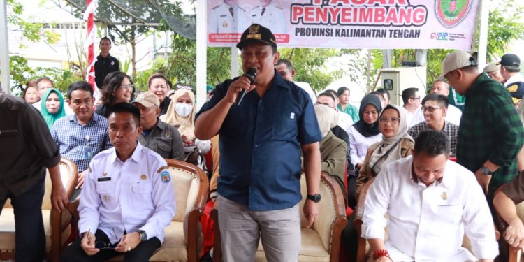 Pemprov Kalteng Gratiskan 2000 Paket Sembako pada Pasar Penyeimbang di Kelurahan Beriwit Kabupaten Murung Raya