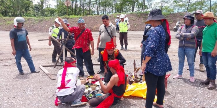 Diduga Garap Lahan Warga, Jalan PT MUTU Portal dengan Sanksi Adat