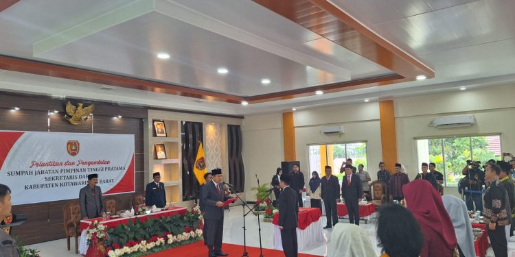 Kepala Kesbangpol Prov. Kalteng Jadi Saksi Pelantikan Sekda Kab. Kobar