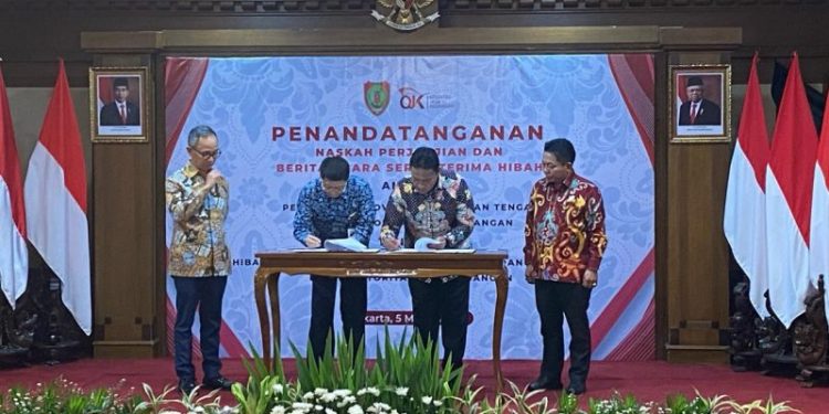 Wagub Edy Pratowo Bersama Ketua Dewan Komisioner OJK RI Tandatangi NPHD BAST Barang Milik Pemprov Kalteng