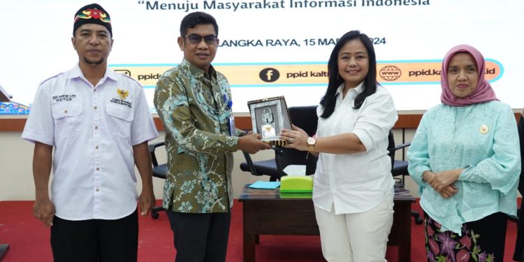Mewakili Sekda Prov. Kalteng, Kadiskominfosantik Buka Bimtek Peningkatan Kapasitas PPID Kalteng