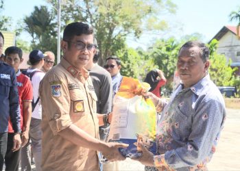 Mewakili Gubernur Kalteng, Kadiskominfosantik Salurkan Bantuan di Kabupaten Barito Utara