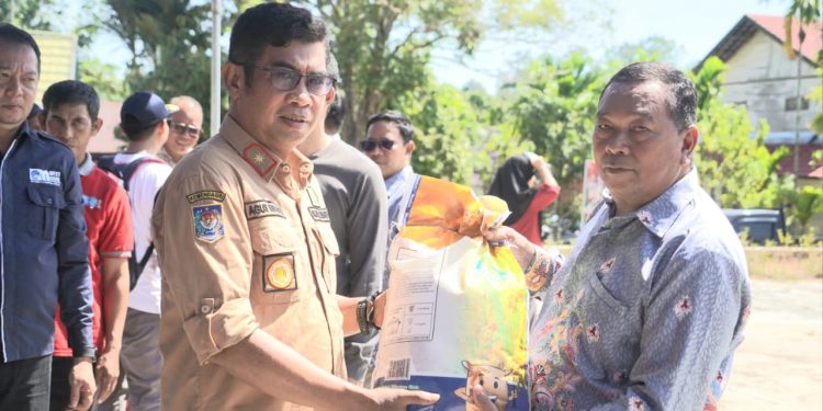 Mewakili Gubernur Kalteng, Kadiskominfosantik Salurkan Bantuan di Kabupaten Barito Utara